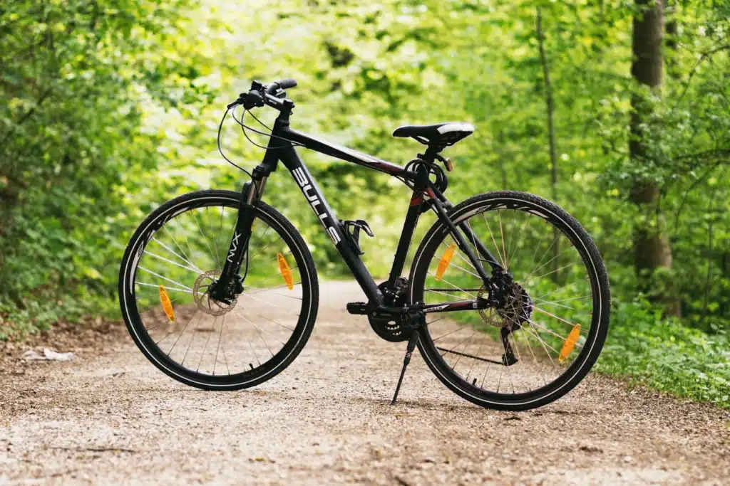 Bérelhető bicikli egy erdei úton