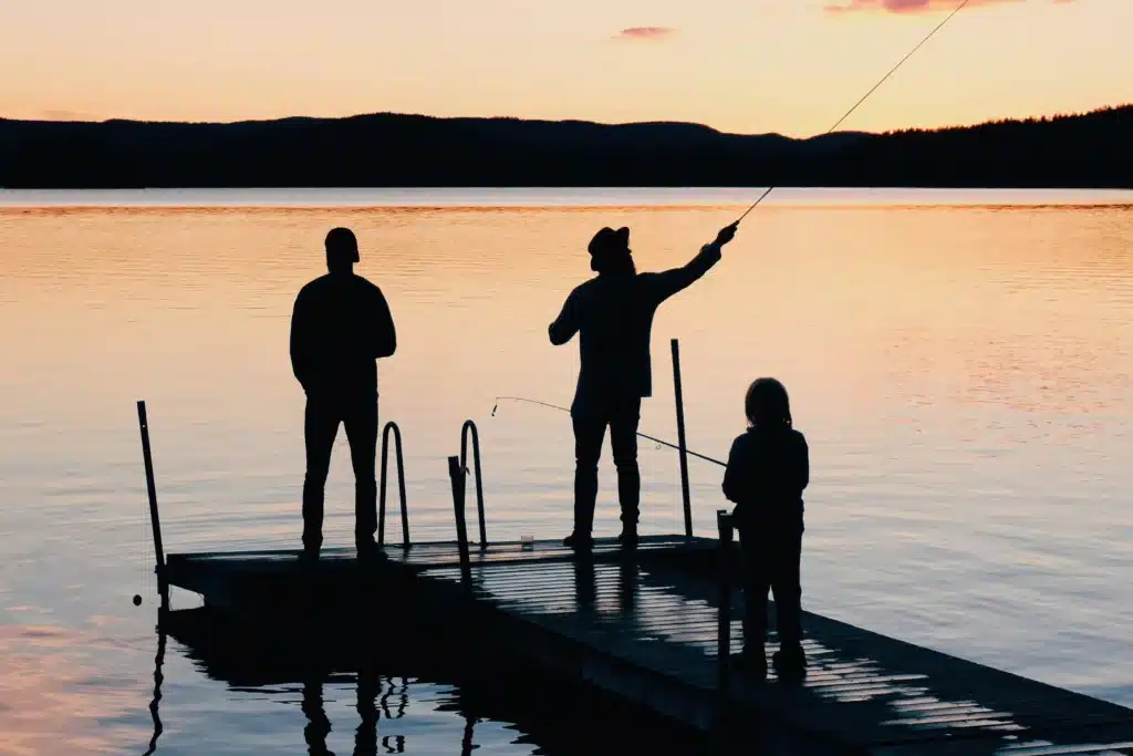 Horgászat naplementében vízközeli, olcsó kempinges szállás mellett a Balatonnál