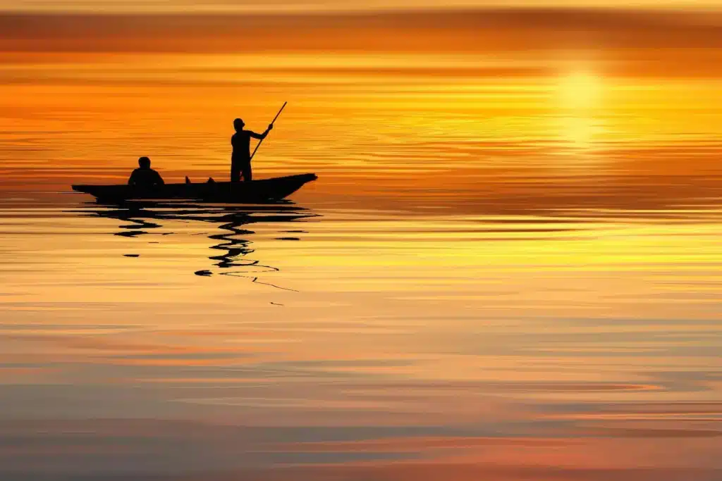 Két ember csónakban a naplementében