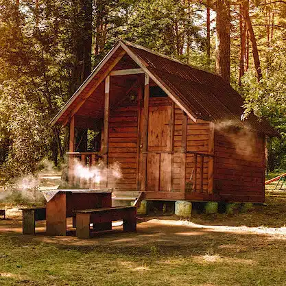Olcsó szálláslehetőség: Kis faház erdős, kutyabarát környezetben, közel a Balaton északi partjához